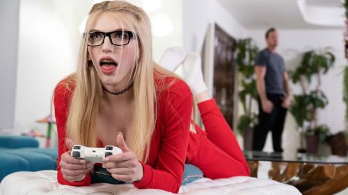 Gamer Girl Gets Creampied – Izzy Wilde