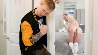 Sorority Peeper – Billie Gloss